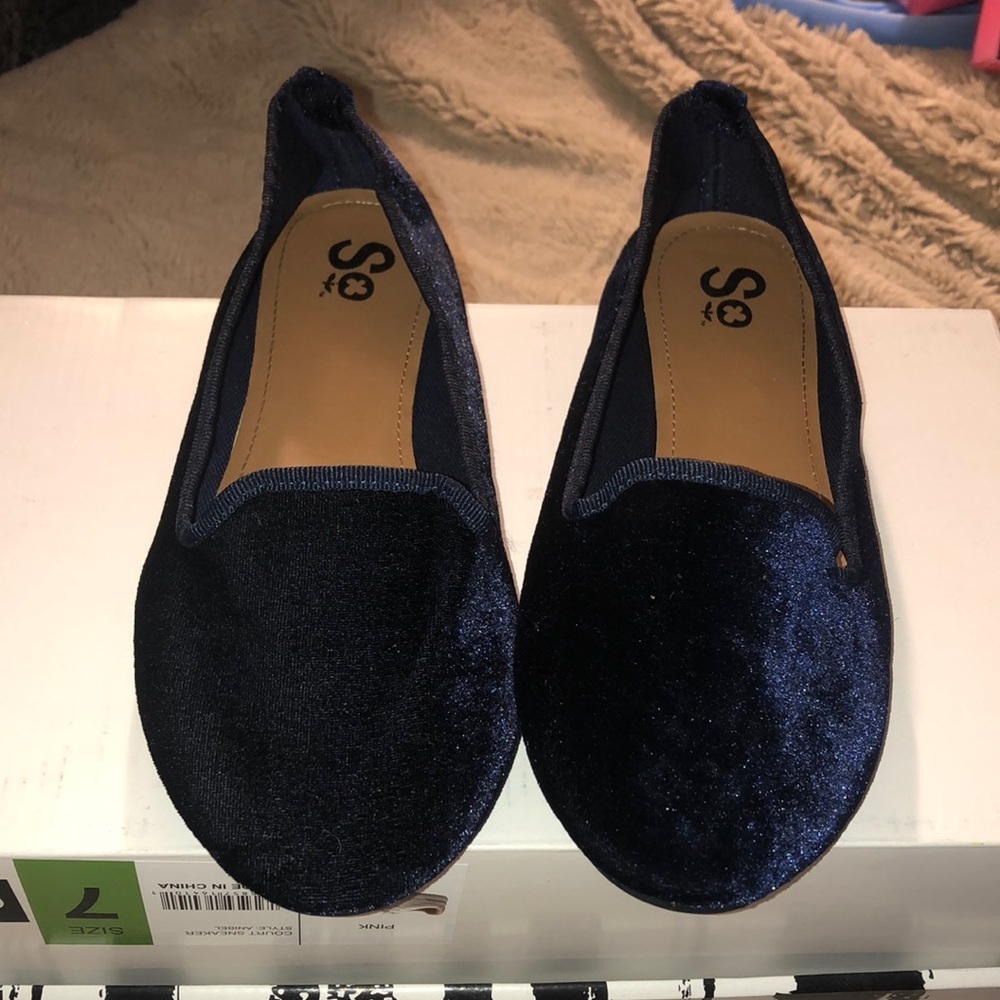 NWOT SO Velvet Loafers, size 6